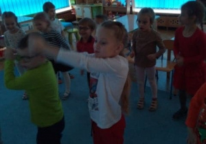 Dzieci tańczą taniec dla Mikołaja